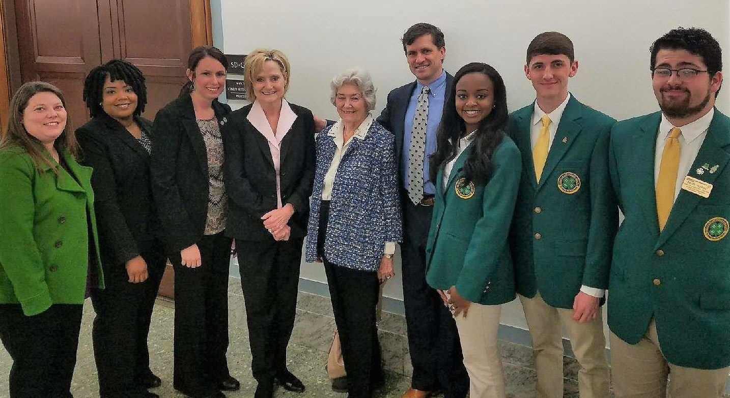 Senator Hyde-Smith greets Mississippi 4-H delegation in Washington for a leadership conference
