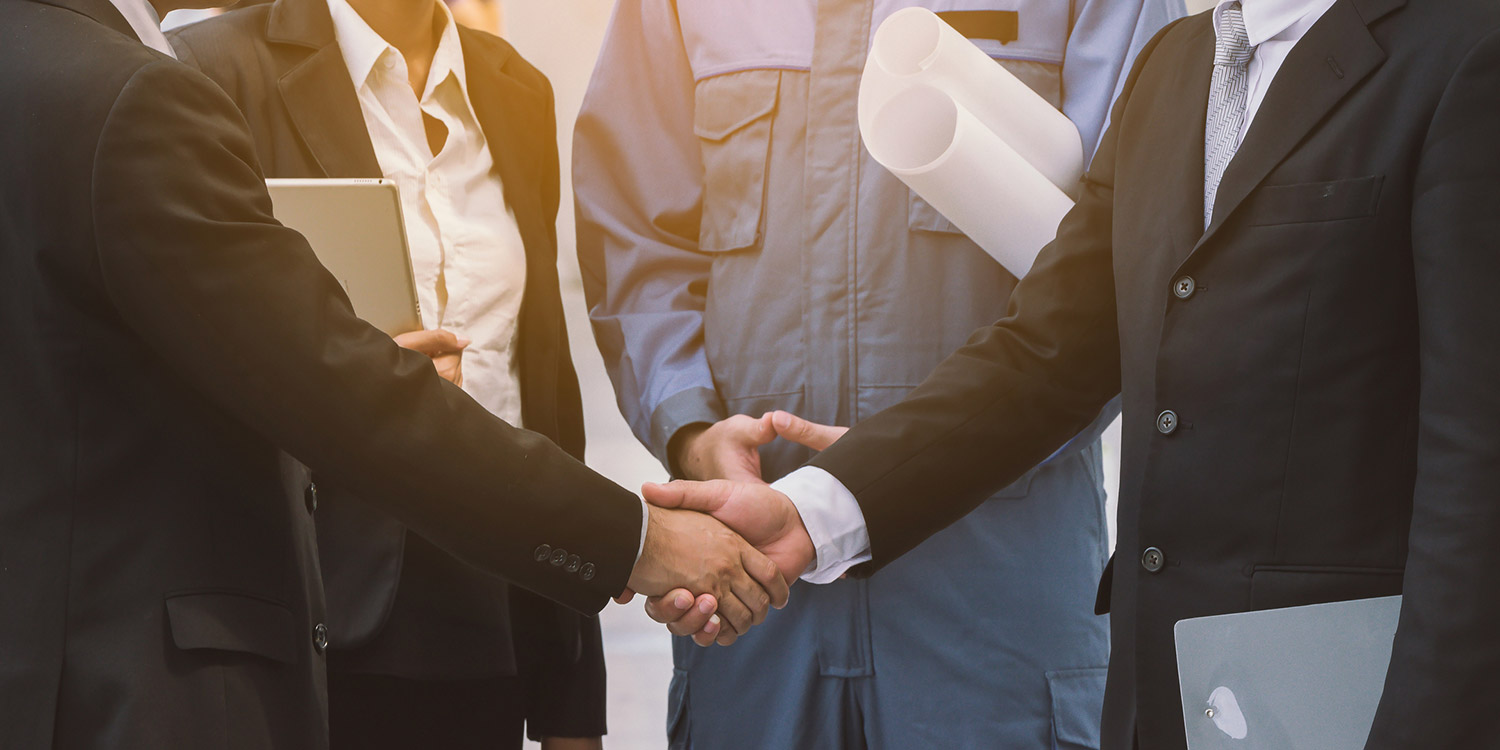 Photo people wear suits and two who are shaking hands