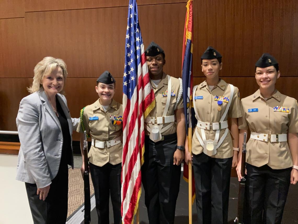 Senator Hyde-Smith commends Pascagoula ROTC flag bearers who served during the investiture ceremony for U.S. District Judge Taylor McNeel. (March 18, 2022)