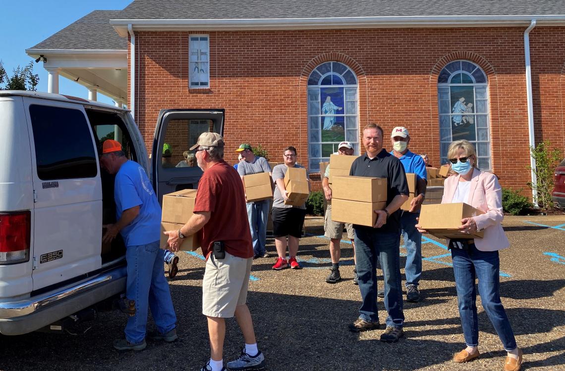 Senator Hyde-Smith helps load USDA Farmers to Families Food Box Program goods for distribution to families in Brookhaven. (June 19, 2020)