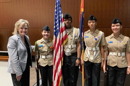 Senator Hyde-Smith commends Pascagoula ROTC flag bearers who served during the investiture ceremony for U.S. District Judge Taylor McNeel. (March 18, 2022)
