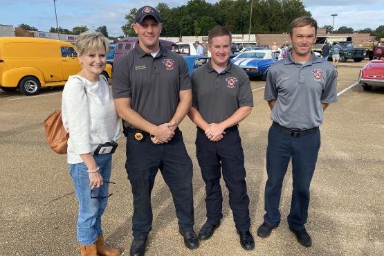 Senator Hyde-Smith greets Clinton firefighters before serving as parade grand marshal for the Cruzin’ Clinton Car Show. (Sept. 18, 2021)